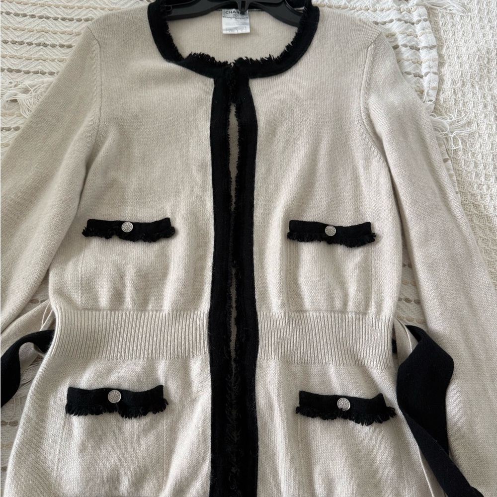 CHANEL 100%cashmere Ecru w/Black fringe trimmed cardigan silver CC buttons Sz 42 - Picture 6 of 10